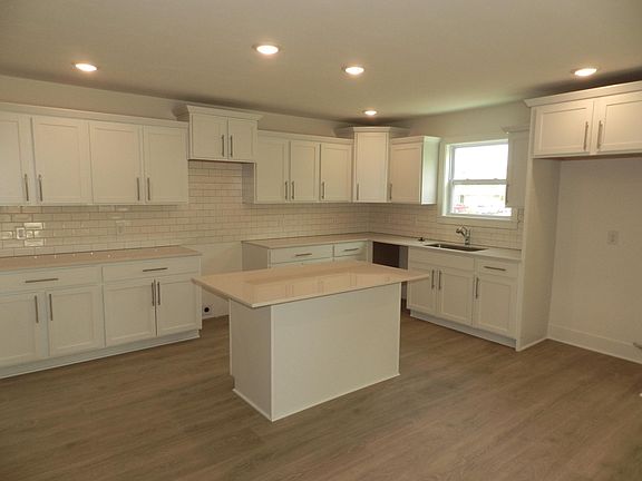 5th image of 558 Swan River Dr