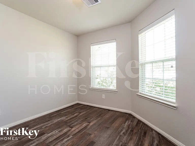 1001 Walnut Ln — Photo 13