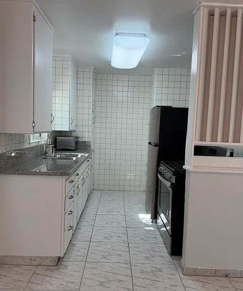 1717 N Berendo St — Photo 7