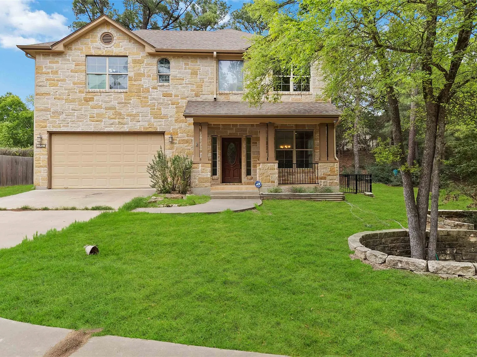 4 bed, 2.5 bath, 2760 sqft, $2,500 — Photo 2