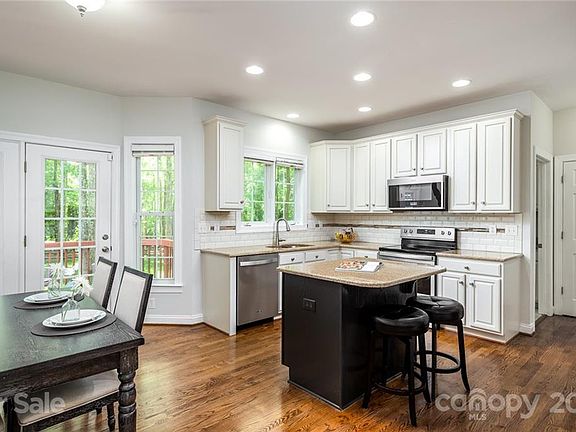 5th image of 10441 Foxdale Ct
