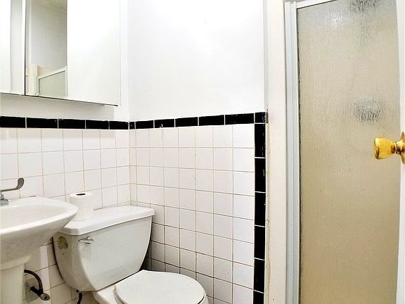 4th image of 309 Scholes St #103A