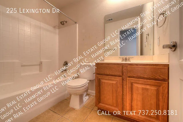 225 Lexington Dr — Photo 3