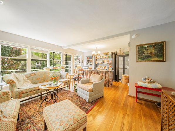 6915 NE Broadway St, Portland, OR 97213