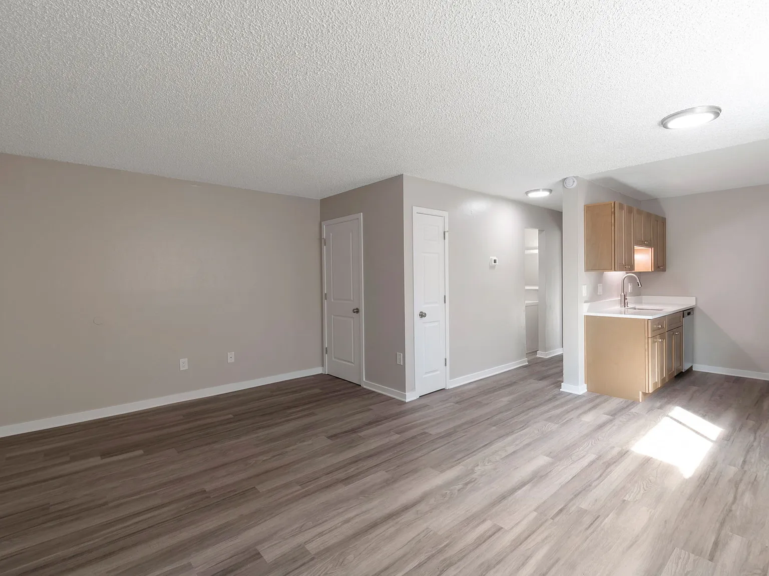 2 bed, 700 sqft, $1,410 — Photo 2