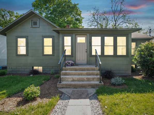 702 N Elm St, Three Oaks, MI 49128
