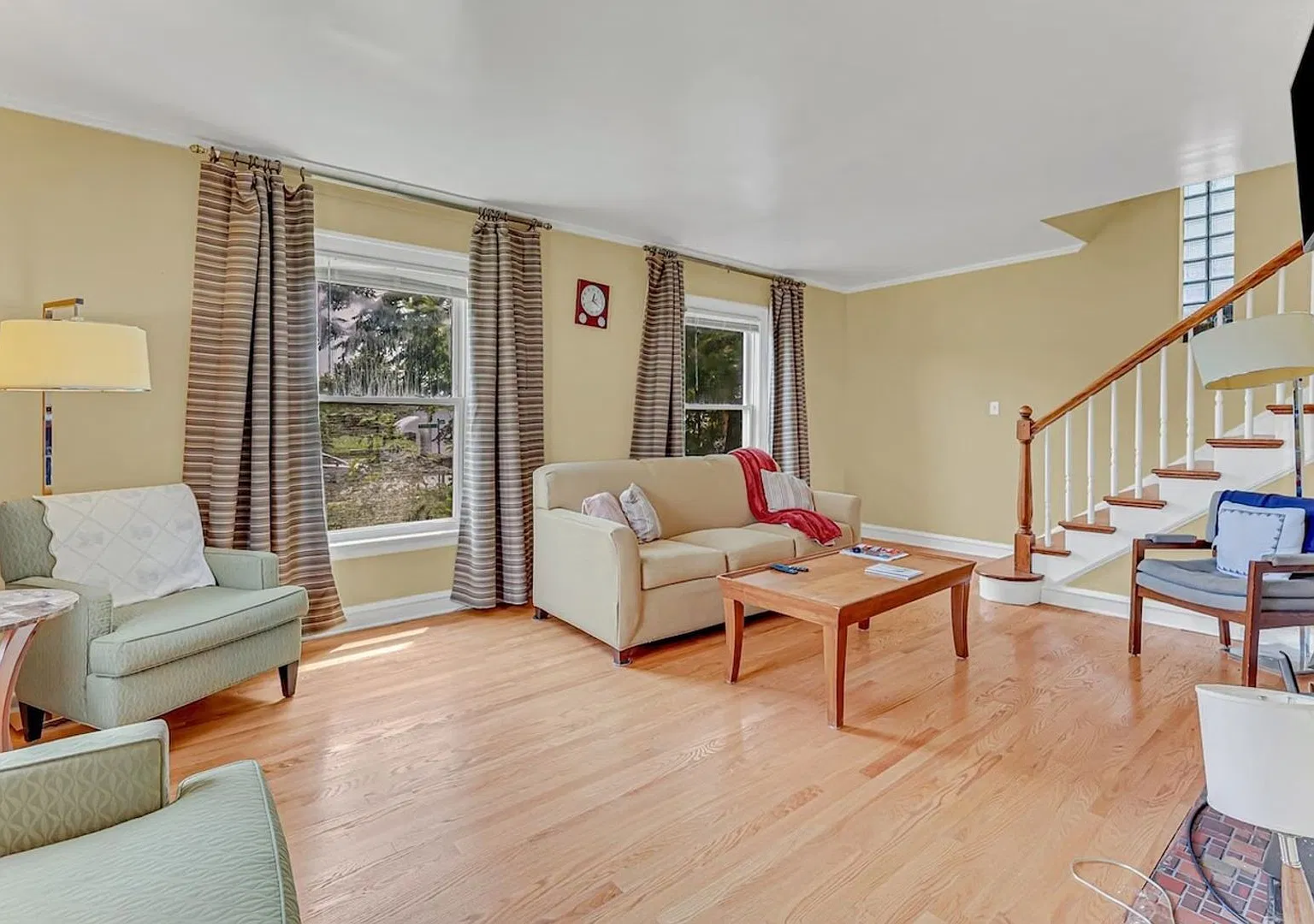 Charming 3BR House in South Shore Chicago — Photo 3