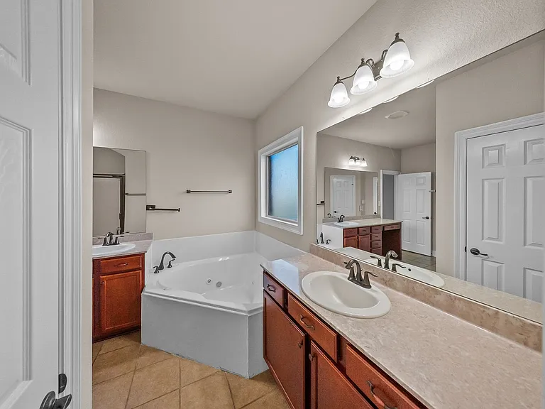 6107 Waterford Ln — Photo 10