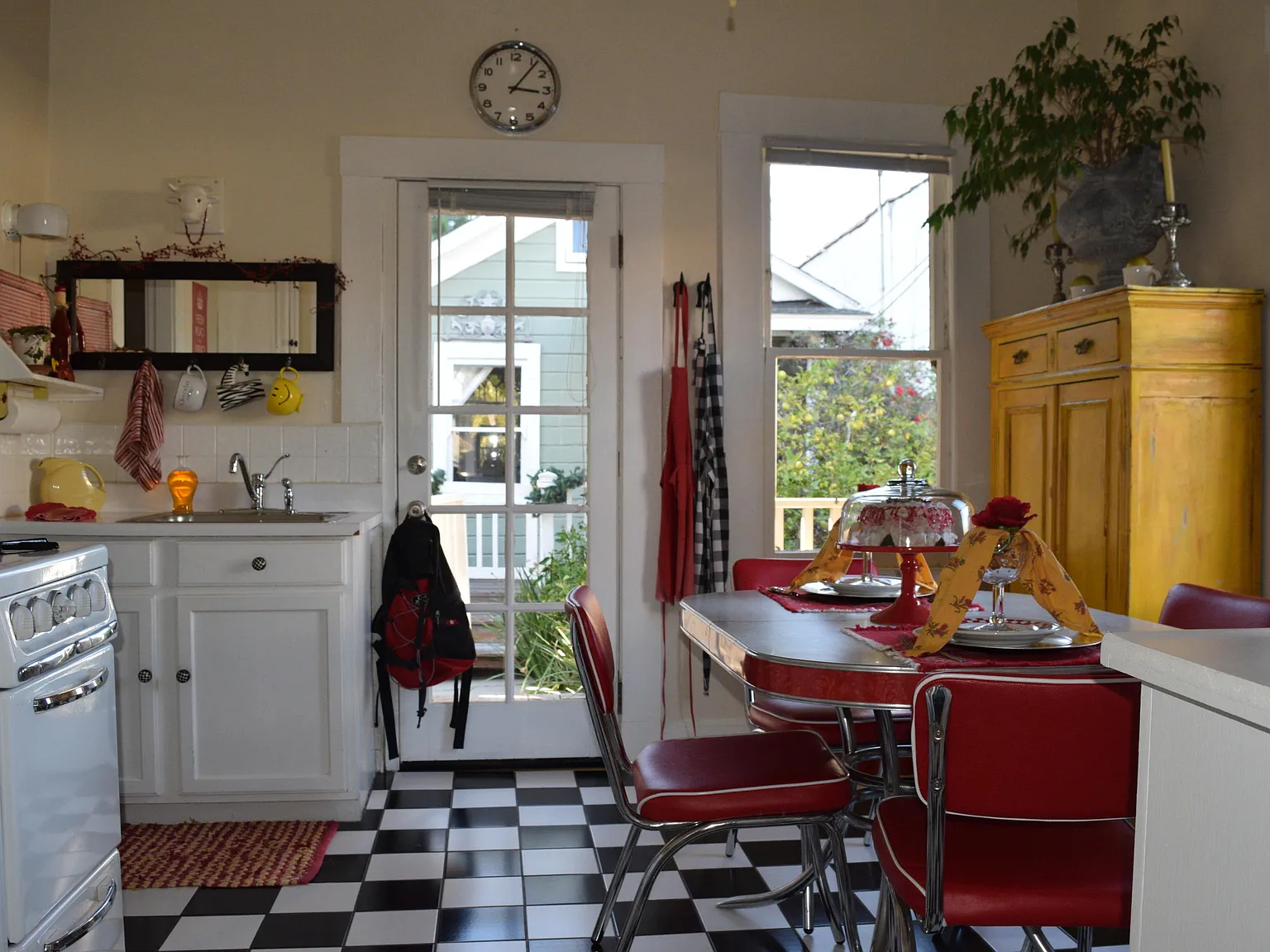 2 bed, 1.0 bath, 1000 sqft, $5,700 — Photo 4