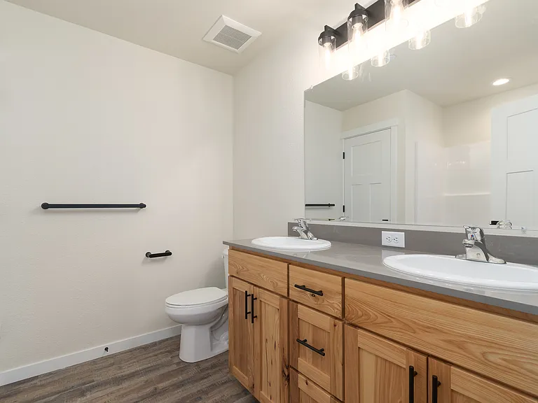 Upstairs Full Bathroom