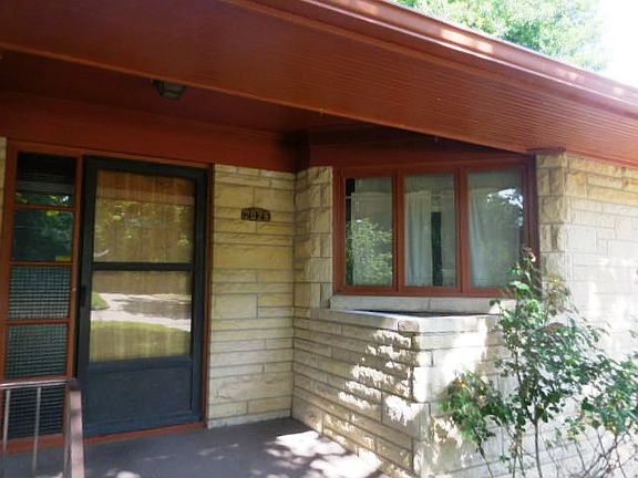 Flower box below kitchen win