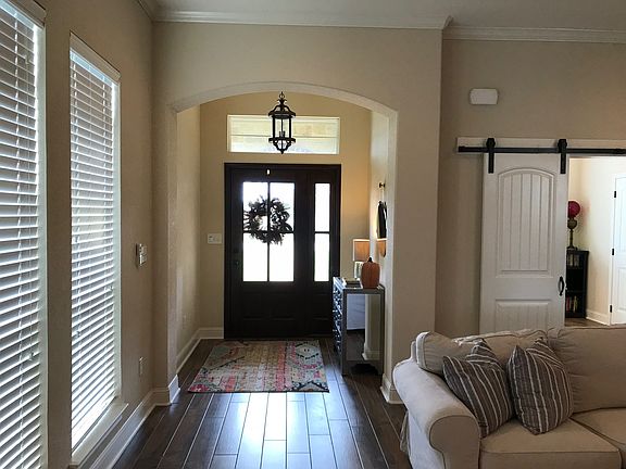 3rd image of 1013 Queen Elizabeth Dr