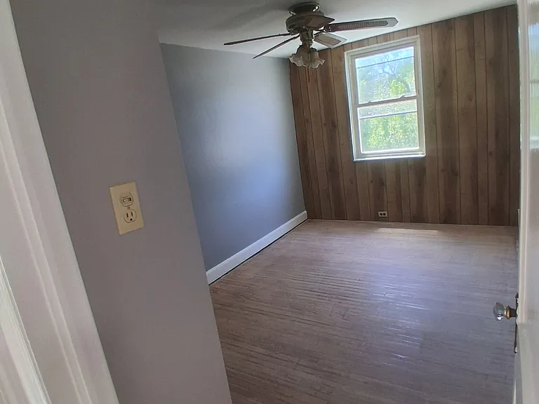 1080 Stratford Rd — Photo 2