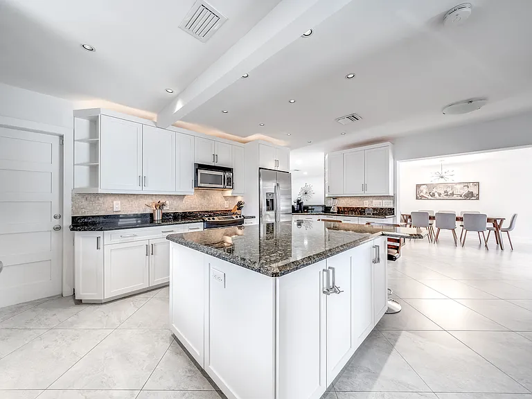 280 SE 3rd Ct — Photo 31