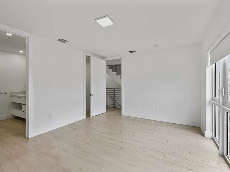 434 SW 10th St — Photo 10