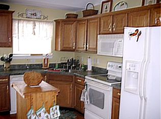 977 Yellow Pine Dr, Auburn, PA 17922
