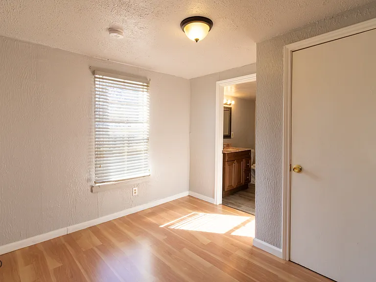 2202 Monroe St — Photo 10