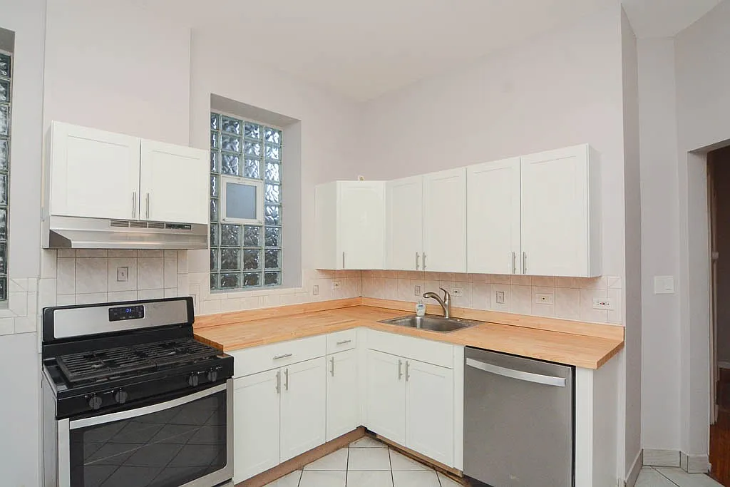 Astounding 2 Bed, 1 Bath at Belmont + Leavitt (Roscoe Village) — Photo 2