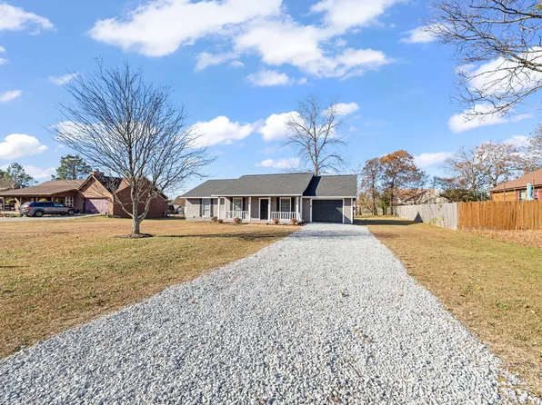 424 Sierra Trl, Spring Lake, NC 28390