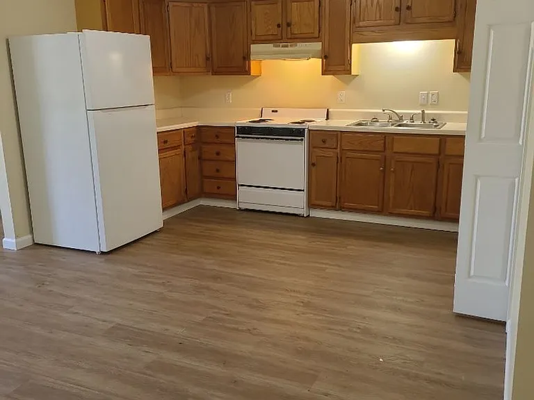 975 E Margaret St — Photo 5