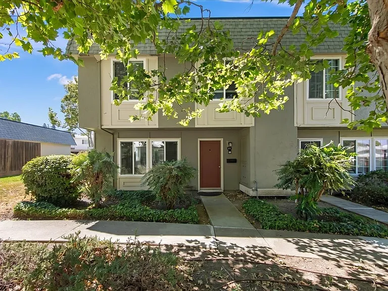1811 Queen Victoria Way — Photo 27