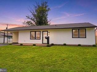 27 Lakeside Dr #W, Levittown, PA 19054