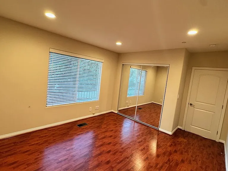15360 Wyandotte St — Photo 9
