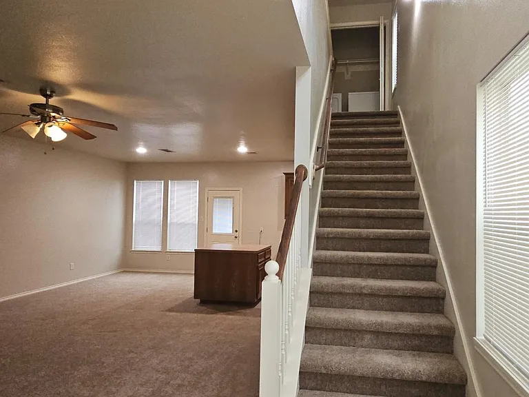 706 Woodport Ln — Photo 3