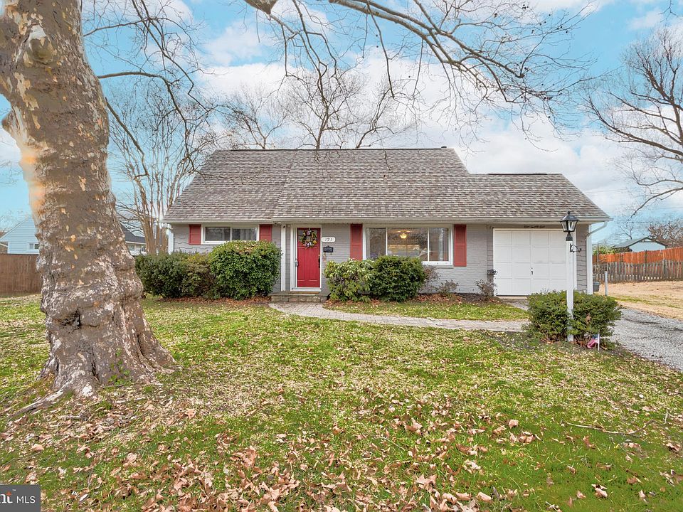 1st image of 121 Elm Dr