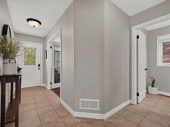 4th image of 38 Roberta St