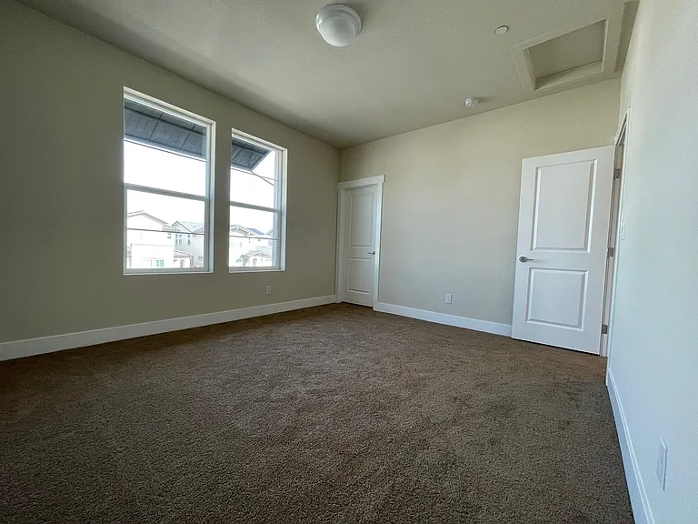 2292 Mozart Ave — Photo 13