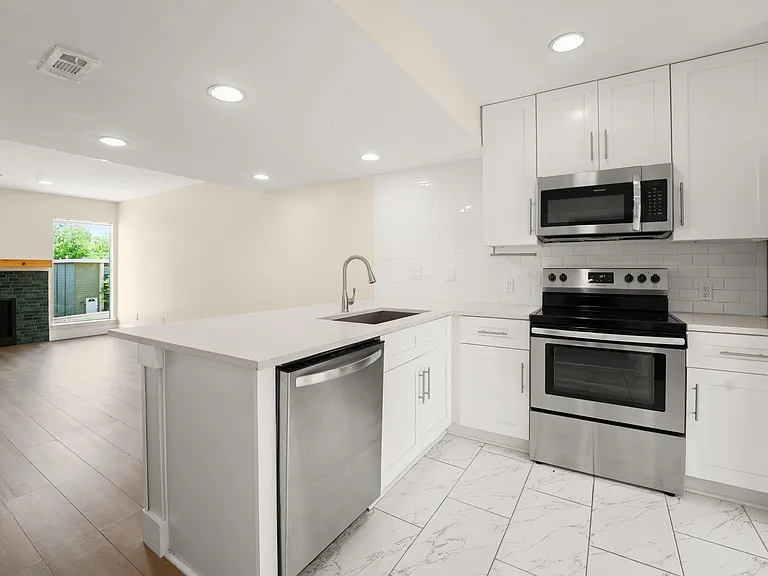 6410 Chimney Creek Cir #B — Photo 9