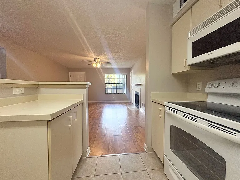 380 Lakepointe Dr #201 — Photo 9
