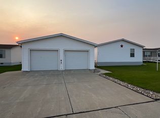 3903 Buttercup Ln, Minot, ND 58701