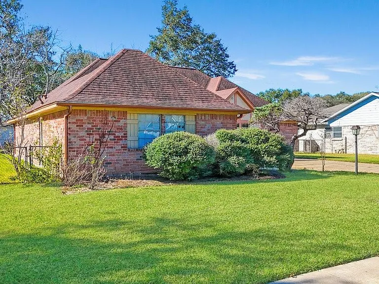 1006 Bolton Dr — Photo 5