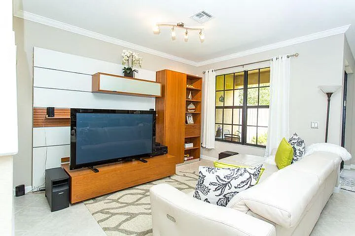 4 bed, 3.0 bath, 2076 sqft, $3,595 — Photo 3