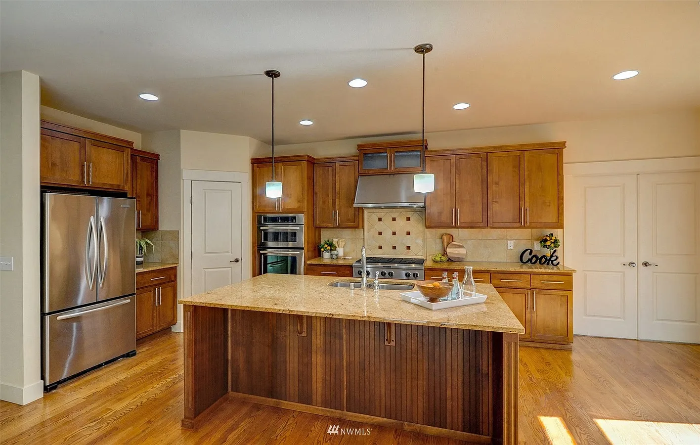 5 bed, 3280 sqft, $4,750 — Photo 3
