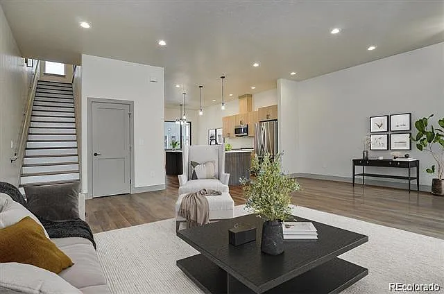 4 bed, 3.5 bath, 2425 sqft, $3,200 — Photo 3