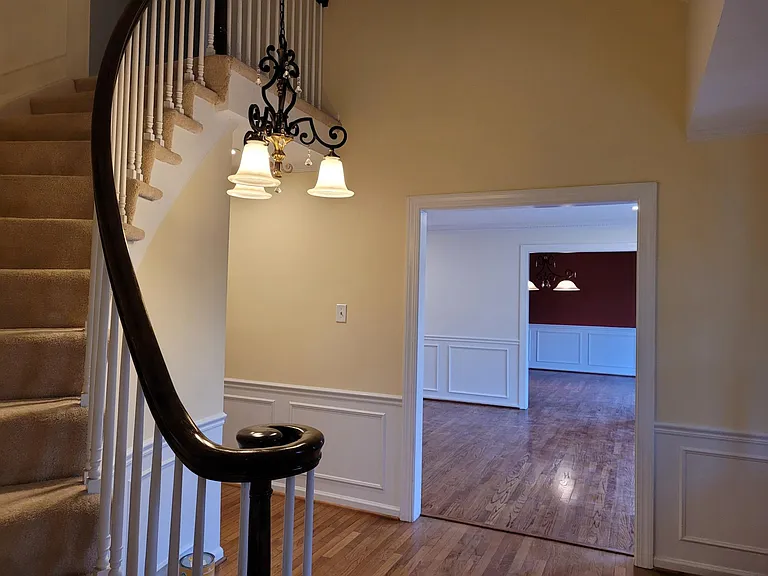 Foyer looking to LV and DR