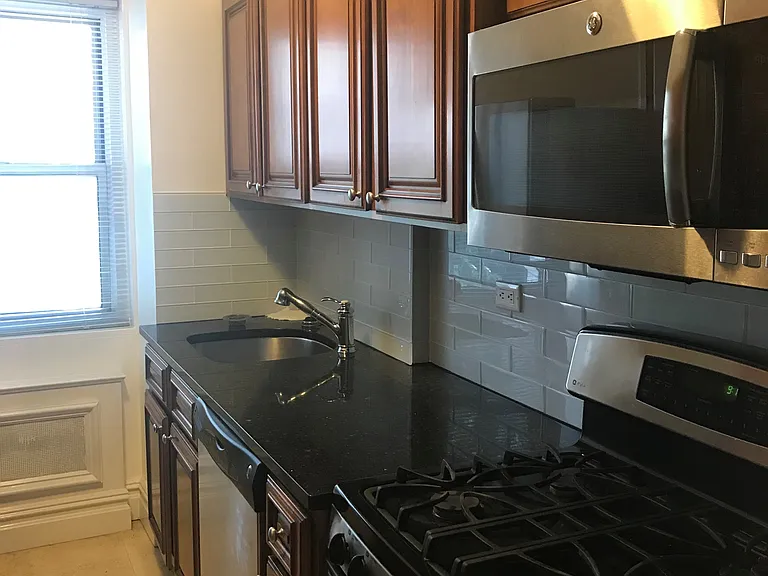301 E 66th St #5R — Photo 1