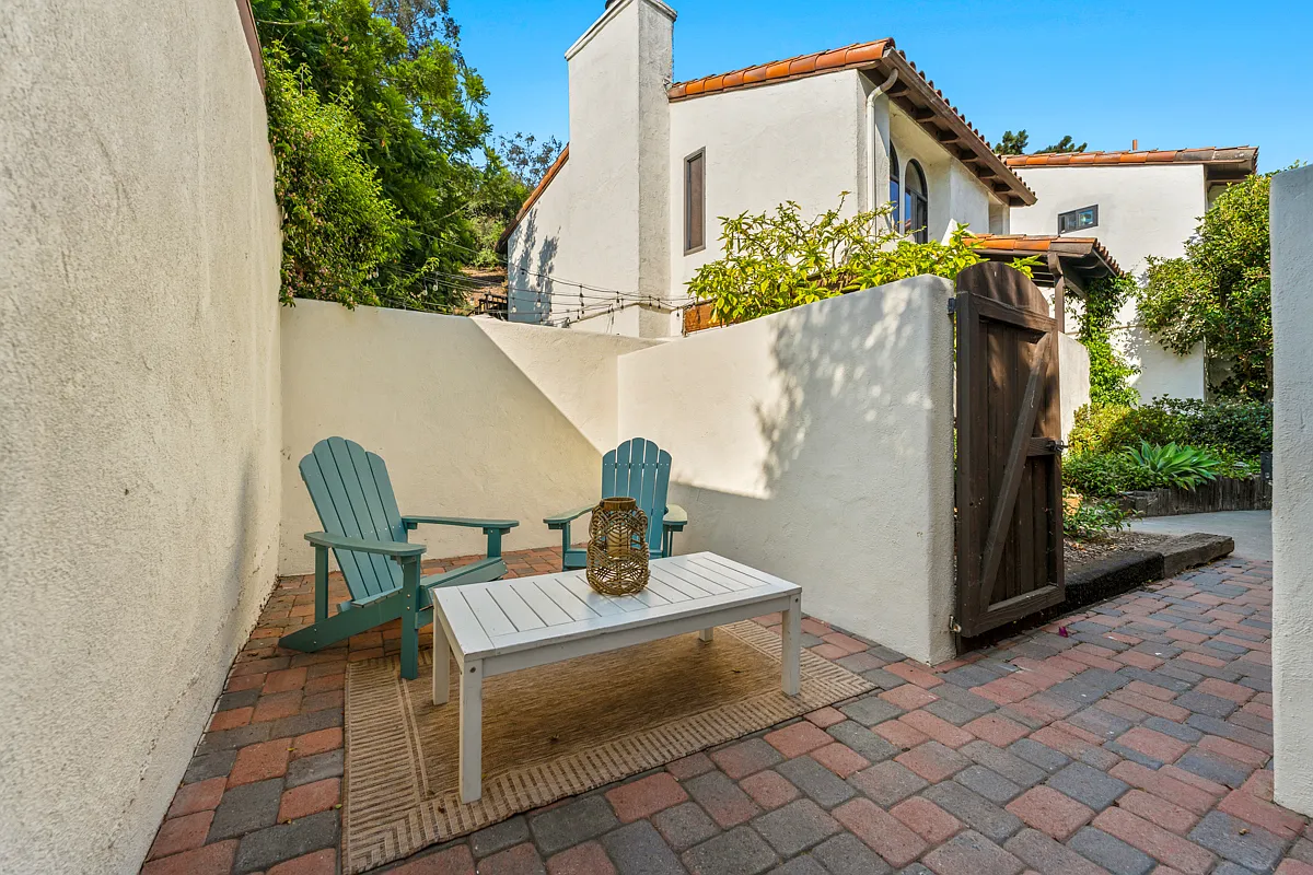 1121 Chino St — Photo 4