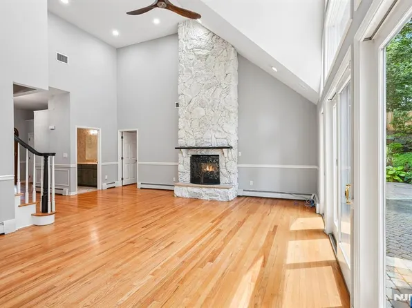922 Hilltop Ter, Franklin Lakes, NJ 07417