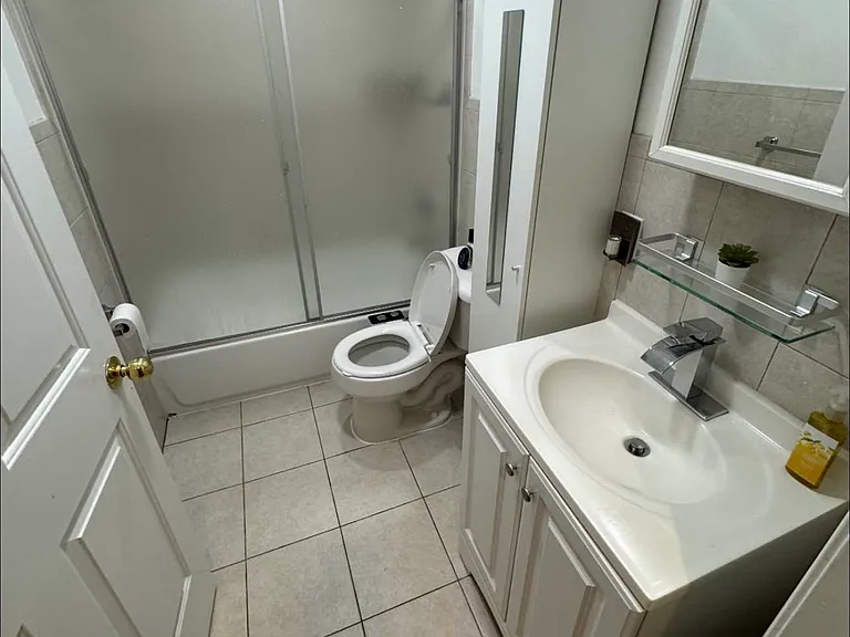 25-22 Hoyt Ave S #1F — Photo 4