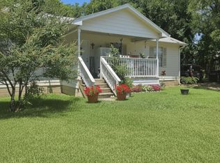 410 W 11th St, Bonham, TX 75418