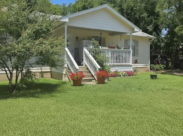 410 W 11th St, Bonham, TX 75418