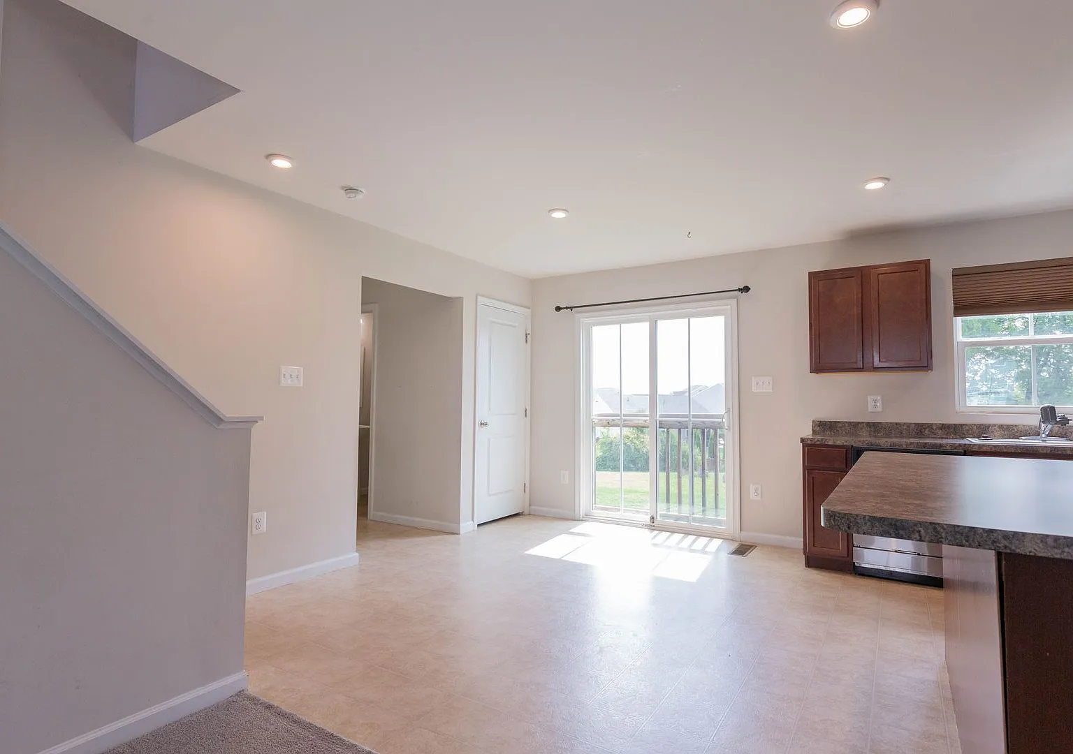 4 bed, 2.5 bath, Single Family Home in Martinsburg, WV — Photo 3