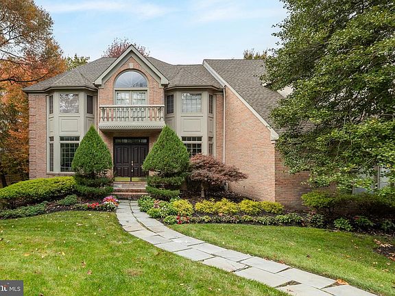 3rd image of 2 Shingle Oak Dr