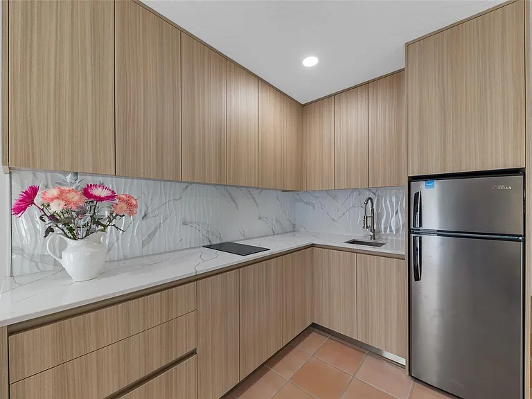 307 N Highland Dr — Photo 12