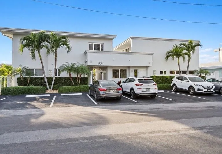1705 N Riverside Dr #2 — Photo 42