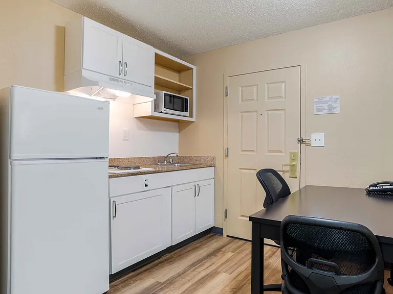 1 Bedroom Suite - 1 King Bed